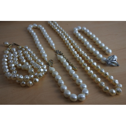 186 - A collection of vintage pearl and beaded necklaces.