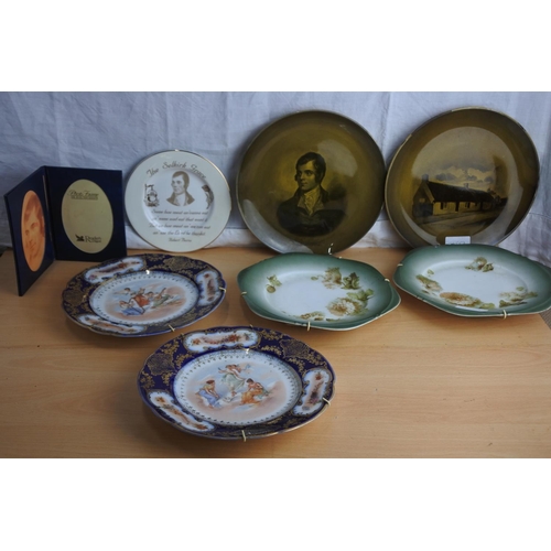 189 - A collection of wall plates to include Robert Burns and more.