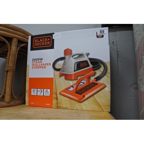 69 - A boxed Black & Decker 2400w steam wallpaper stripper.