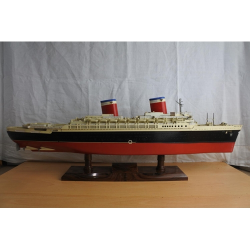 90 - A stunning plastic SS United States ship display on stand.