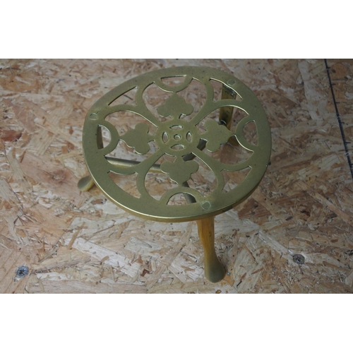 321 - A brass trivet stand.