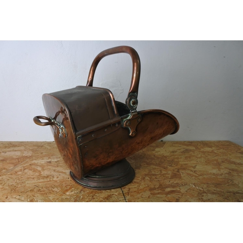 351 - A stunning antique copper coal scuttle.