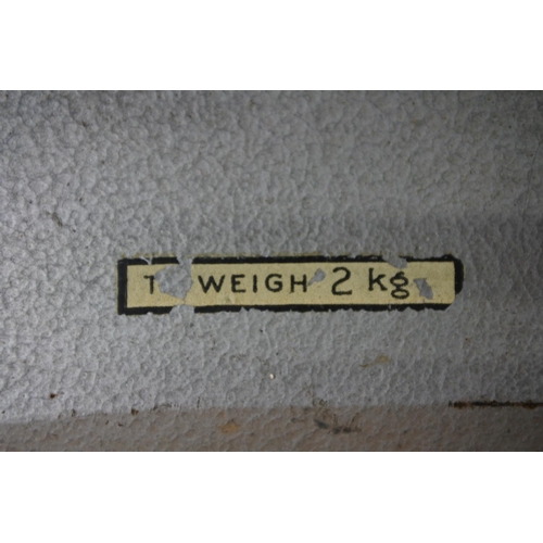 405 - A set of shop scales.