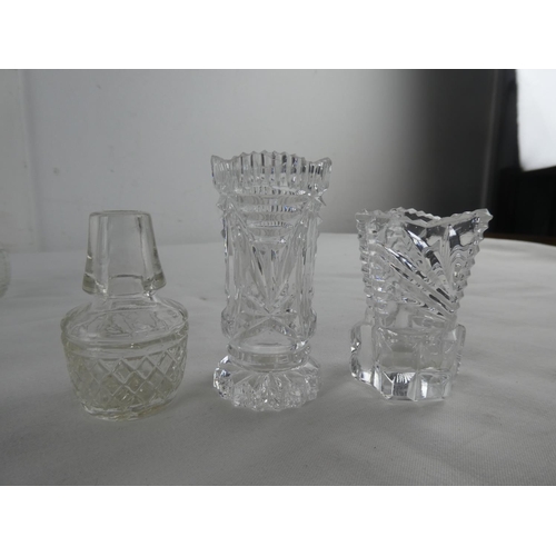 459 - An assortment of glassware.