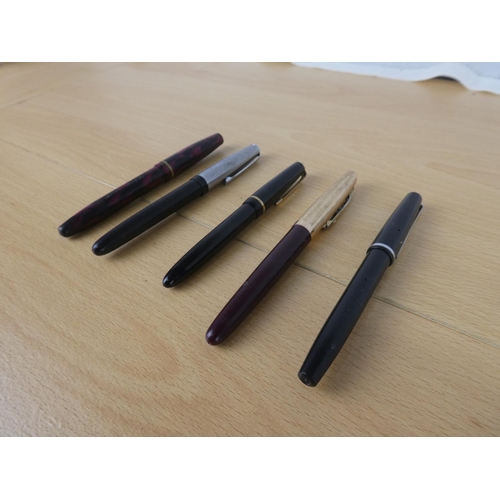 476 - A collection of fountain pens.