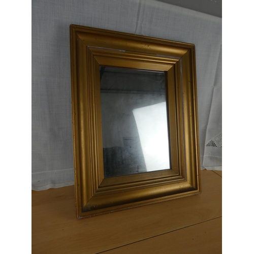 522 - A gilt framed wall mirror.