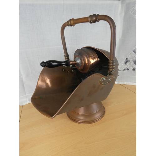 538 - An antique copper coal scuttle and shovel.