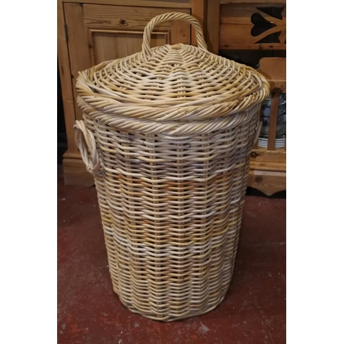 563 - A lidded wicker laundry bin.