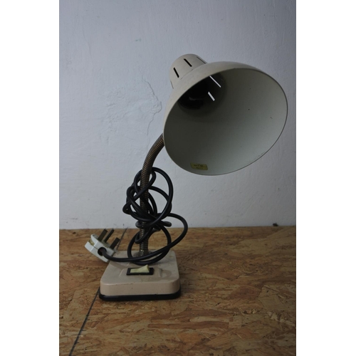 578 - A vintage table lamp.