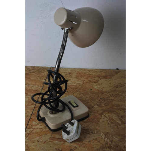 578 - A vintage table lamp.