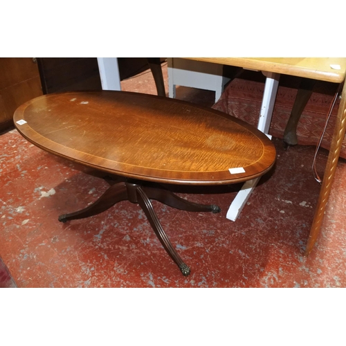 583 - An oval and inlay coffee table.