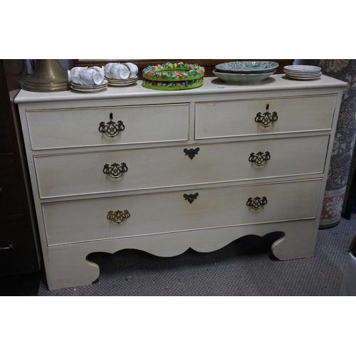 739 - A vintage chest of drawers.