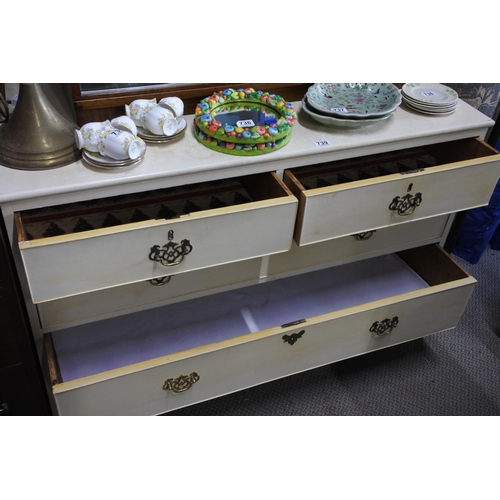 739 - A vintage chest of drawers.