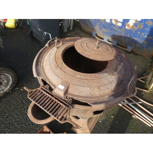 1098 - A large antique cast iron Phoenix potato boiler.