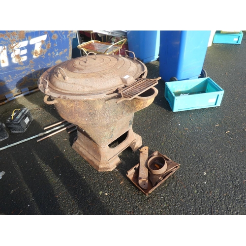 1098 - A large antique cast iron Phoenix potato boiler.