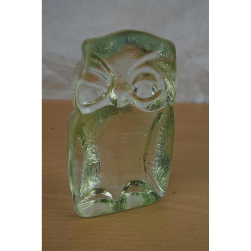 8 - A glass owl paperweight.