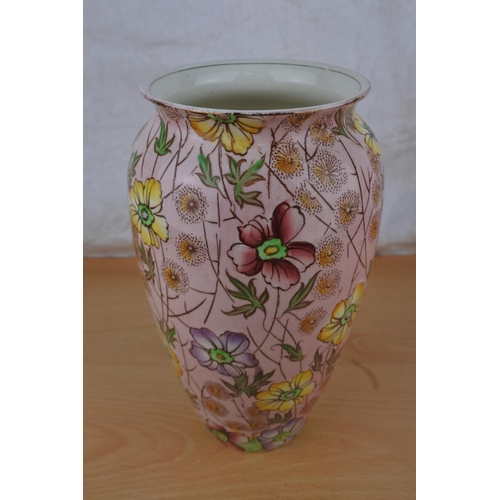 559 - A stunning Royal Winton Grimswade pottery vase.