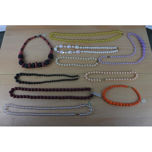 604 - An assorted lot of costume jewellery.