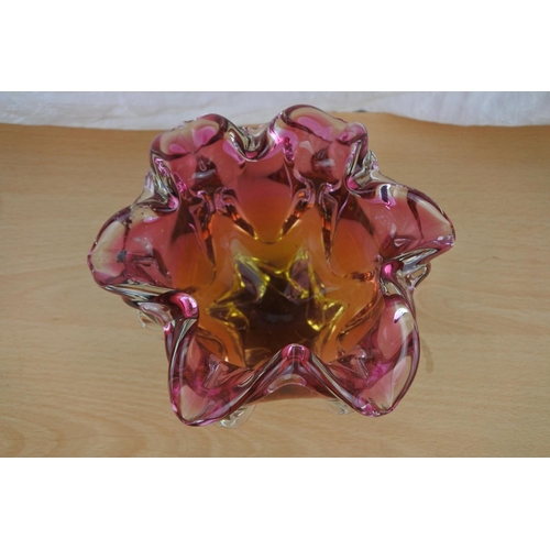 623 - A vintage pink glass vase.