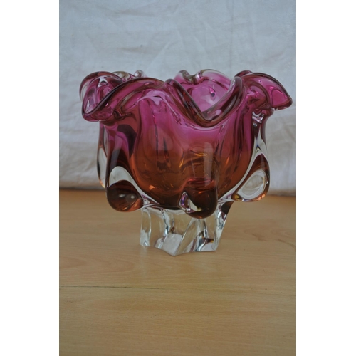 623 - A vintage pink glass vase.