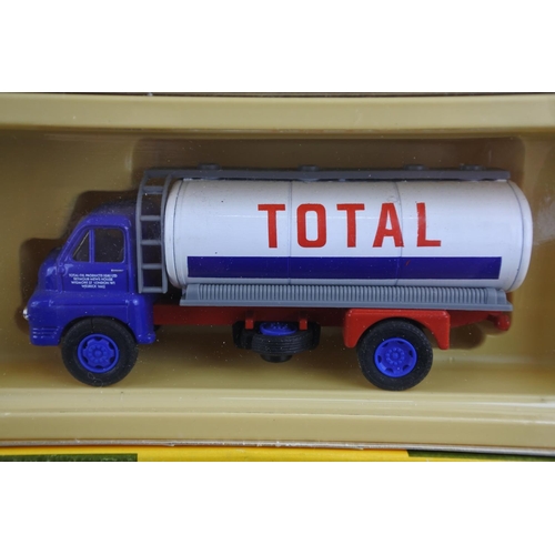 81 - Two boxed Van Guards VA7003 Total Oil Bedford 'S' type tanker scale 1:64 and VA11004 Southern Gas Mo... 