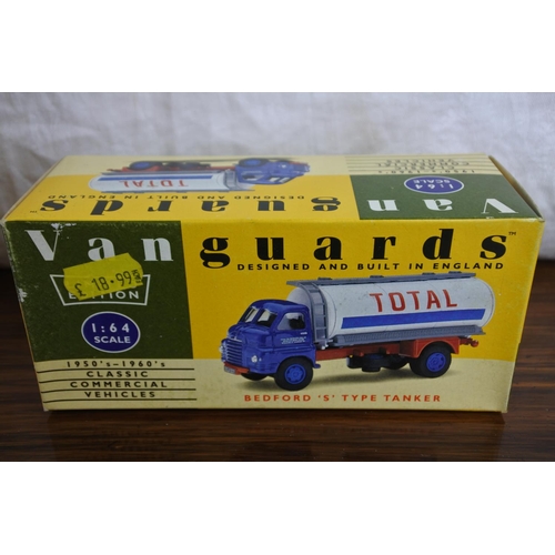 81 - Two boxed Van Guards VA7003 Total Oil Bedford 'S' type tanker scale 1:64 and VA11004 Southern Gas Mo... 