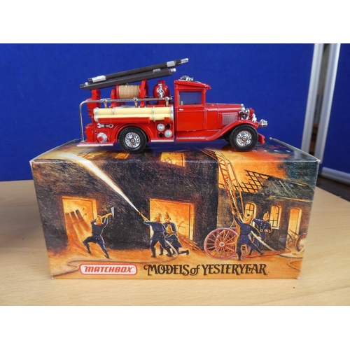 319 - Two boxed Matchbox Models of Yesteryear '1920 Mack AC' and '1932 Ford AA Fire Engine'.