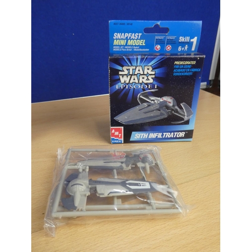 334 - Two boxed Star Wars Episode 1 snapfast mini models 'Sith Infiltrator and Large Transport'.