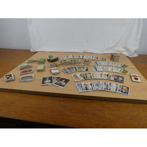 118 - A lot of assorted vintage cigarette cards.