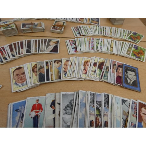 118 - A lot of assorted vintage cigarette cards.