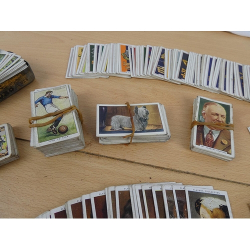 118 - A lot of assorted vintage cigarette cards.