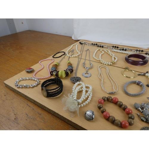 120 - A box of assorted costume jewellery.