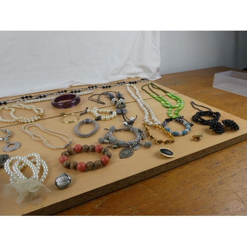 120 - A box of assorted costume jewellery.