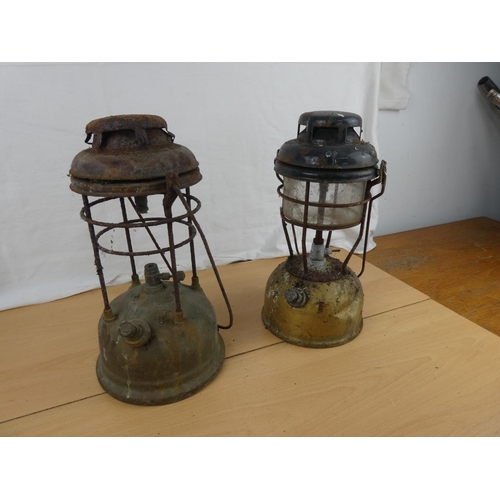 130 - A pair of Tilley oil lamps. Approx 32cm.