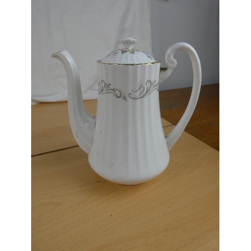 168 - A Paragon china teapot and a set of four bone china napkin rings,