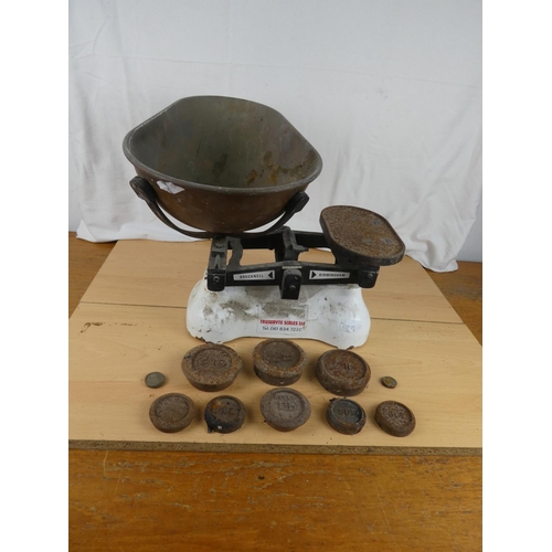 175 - A set of vintage Brecknell scales and weights. Approx 31x39cm.