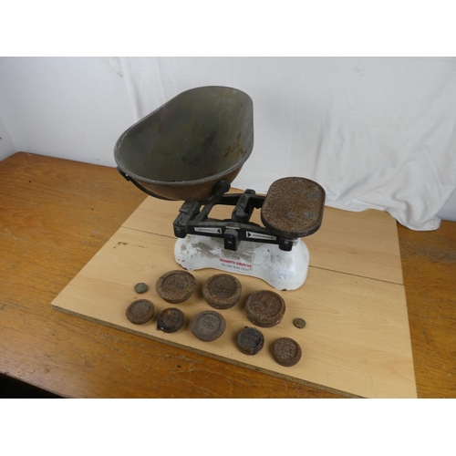 175 - A set of vintage Brecknell scales and weights. Approx 31x39cm.