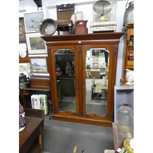 180 - A stunning antique mahogany two door gentleman's wardrobe. Approx 183x146x60cm.