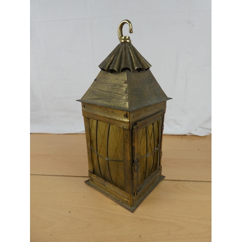 199 - A lantern style shade. Approx 32cm.