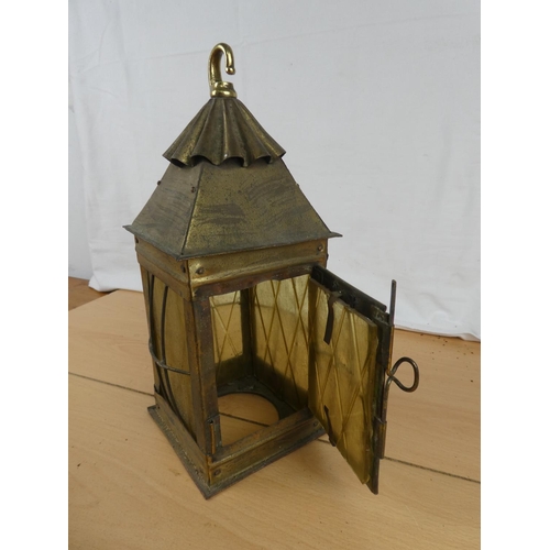 199 - A lantern style shade. Approx 32cm.