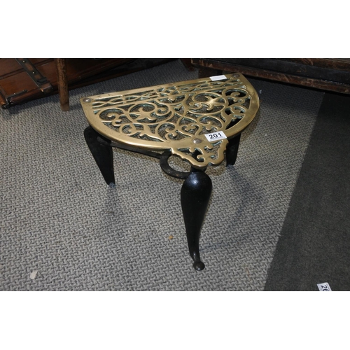 201 - A stunning antique Victorian brass and cast iron footman. Approx 31x40x32cm.