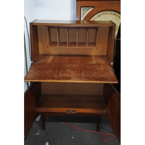 222 - A vintage EoN writing bureau. Approx 109x76x41cm.