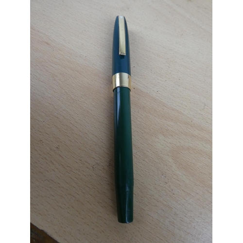 303 - A boxed Sheaffer fountain pen.