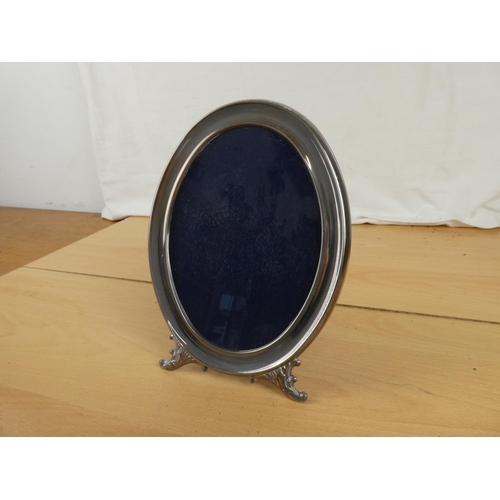 319 - A silver plated photograph frame. Approx 21cm.