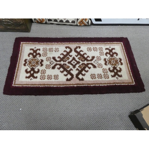 327 - A vintage floor rug. Approx 136x69cm.