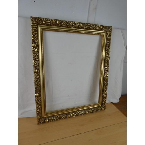 360 - A gilt framed wall mirror. Approx 63x51cm.