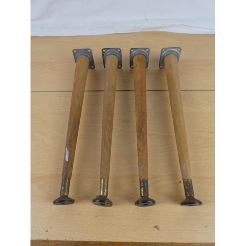 365 - Four vintage table legs. Approx 31cm.