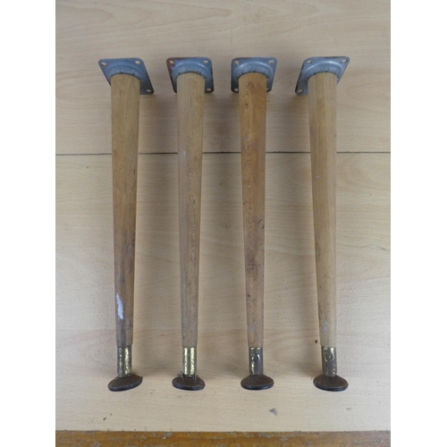 365 - Four vintage table legs. Approx 31cm.