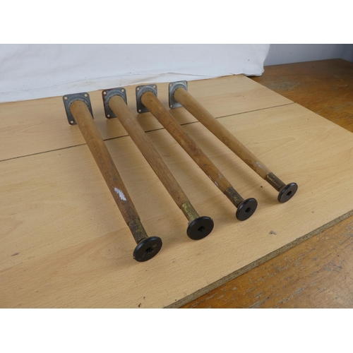 365 - Four vintage table legs. Approx 31cm.