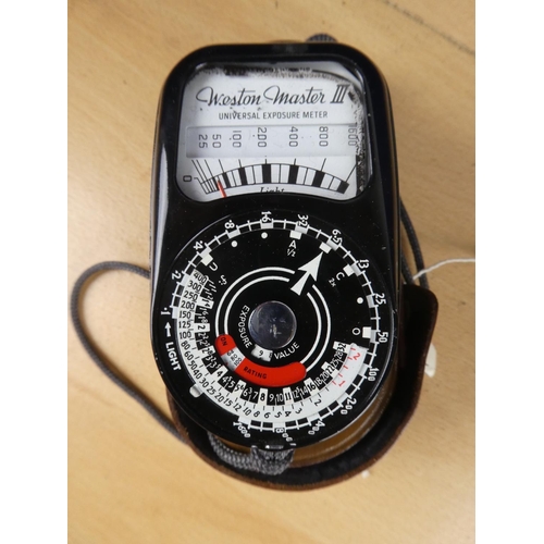 386 - A wooden trinket box and dish and a vintage Weston Master III universal exposure meter.